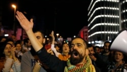 在黎巴嫩首都贝鲁特,反政府抗议者上街阻路,呼喊口号。(2019年12月4日)