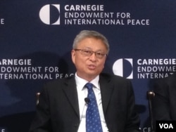 清华大学国际关系学院教授阎学通在卡内基和平基金会主办的研讨会上 (2010年11月11日,美国之音钟辰芳拍摄)