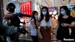 香港防暴警察在中环驱散利用午餐时间抗议示威的民众。（2020年5月27日）