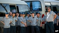 保安人员监视和阻止美联社记者拍摄中国政府人员拆毁浙江省永嘉县大沸下天主堂十字架。(2015年7月30日)