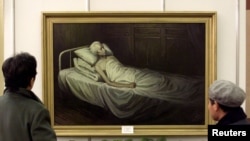 北京文革博物馆展示一幅描绘刘少奇临死时刻的画作(1998年11月23日))