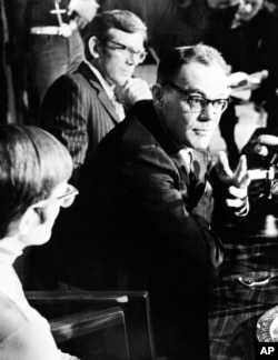 在这张1973年3月13日的黑白资料照片中,刚刚被中国政府释放回国的道尼在康涅狄克州的总医院举行记者会。