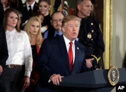 川普总统在白宫宣布进入公共卫生紧急状态,以抗击日益严重的阿片危机。(2017年10月26日)