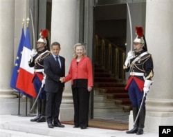 法国总统萨科奇迎接参加利比亚之友会议的美国国务卿克林顿(9月1日)