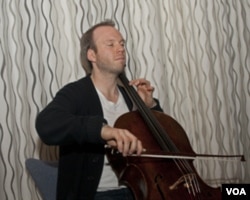 桑维克在挪威广播交响乐团排练(美国之音方正拍摄)