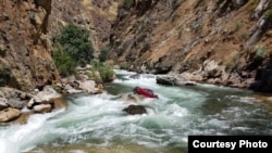 泰国学生红车坠河现场。(弗雷斯诺县警局照片)