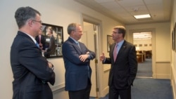 谷歌领导人施密特(中)2016年3月14日访问五角大楼 (美国国防部照片)