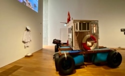 香港M+博物馆展出今年7月出走台湾的视觉艺术家黄国才的作品《漂流家室》,嘲讽香港的高楼价问题 (美国之音/汤惠芸)