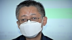 八九民运时代表香港学界到北京声援的学联前秘书长陈清华表示, 警方六四清晨分别拘捕邹幸彤及一名20岁姓张的外卖速递员, 他认为是一种警告,无论你是有名气的公众人物,或者寂寂无名的小市民, 都有可能被警方拘捕 (美国之音/汤惠芸)