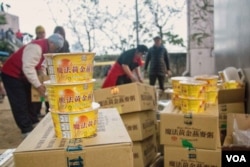 台北餐饮业主张米奇一家准备了1000份速溶燕麦粥和几百份魔法鸡排。(美国之音记者方正拍摄)