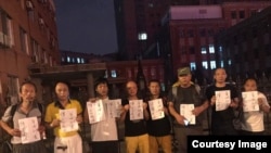 2017年7月13日深夜,刘晓波的支持者冒险到医院举行悼念活动。(网友提供图片)