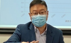香港浸会大学政治及国际关系学系副教授陈家洛表示,亲建制的智库都有做关于香港市民身分认同的调查,他认为亲中传媒不应该只是针对香港民意研究所 (美国之音汤惠芸)