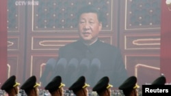 资料照:2019年10月1日中国解放军士兵站在播放习近平讲话的大荧幕前