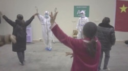 在武汉市的一个临时改成的方舱医院里的新冠病毒患者和医护人员在跳广场舞。(2020年2月10日)