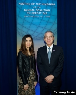 台湾驻美代表高硕泰2019年2月6日在美国国务院与国际非政府组织“纳迪亚倡议”创办人纳迪亚·穆拉德合影。(照片由台湾驻美代表处提供)