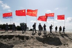 资料照:俄罗斯与中国士兵在2019年国际军运会举起各自国旗