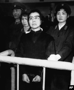 毛泽东的遗孀,"四人帮"之一的江青在北京法院受审。她被判处死缓。她在法庭上呼喊“革命万岁”(1981年1月)