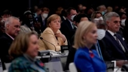 德国总理默克尔(中)2021年11月1日在苏格兰格拉斯哥举行的联合国气候峰会开幕式上。来自世界各地的领导人参加此次峰会制定应对全球变暖共同挑战的愿景。(美联社照片/Alberto Pezzali)