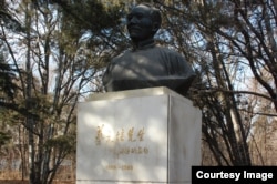 北京大学校园内老校长蔡元培之像。蔡元培提倡学术自由、教育自由、思想自由,而今北京大学被认为大反其道。