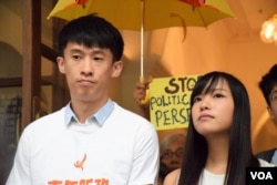 资料照片:青年新政梁颂恒及游蕙祯在法庭外会见记者。(2016年10月26日)