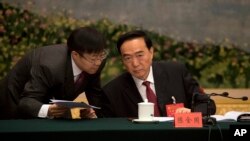 新疆党委书记陈全国(右)出席中共19大(美联社)