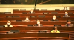 20名新任立法会议员因为曾经出席港区人大代表洪为民的生日派对, 需要送往竹篙湾隔离营检疫21日或留家观察,缺席1月12日特首答问大会, 会议厅内有多个座位留空 (美国之音/汤惠芸)