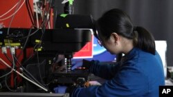 Bà Naixin Qian, một nhà hóa học vật lý tại Đại học Columbia, New York, cho biết phần lớn hạt nhựa nano dường như đến từ chính chai nhựa.