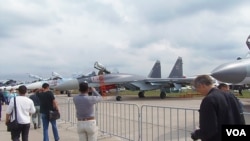 2013年莫斯科航展上,一名中国代表团成员拍照苏-35战机(美国之音白桦)
