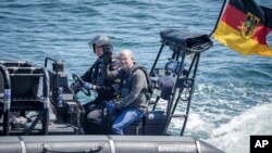 资料照:德国总理朔尔茨在波罗的海沿岸的罗斯托克(Rostock)视察德国海军期间乘船。(2023年6月5日)