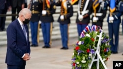 美国总统拜登在阿灵顿国家烈士公墓无名烈士墓献上花圈,记念退伍军人节(2021年11月11日)