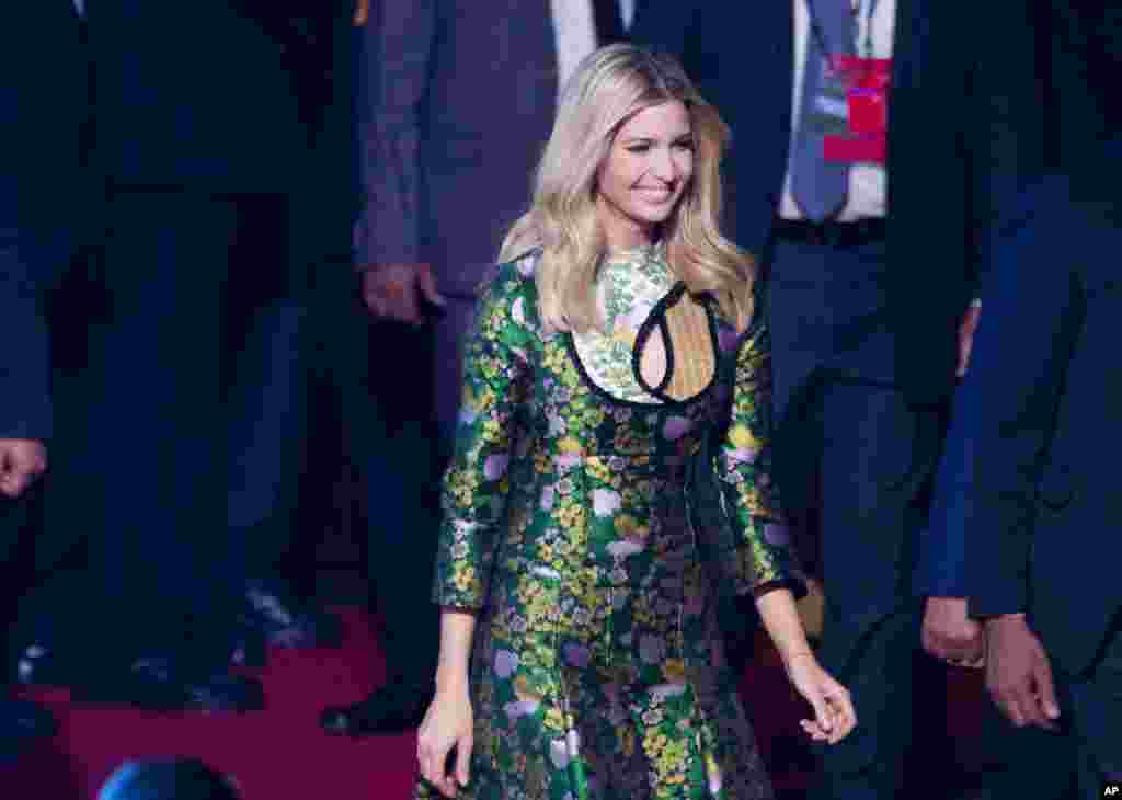 在印度的海德拉巴,美国总统唐纳德·特朗普的顾问和长女伊万卡·特朗普前往参加全球创业峰会(GES)开幕式。(2017年11月28日)