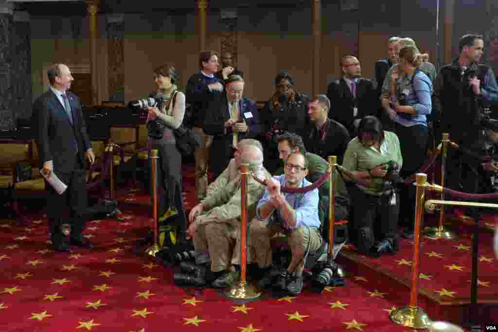 等待议员到来的媒体