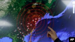韩国气象局官员在首尔指点朝鲜核爆造成的地震波。 (2016年1月6日)