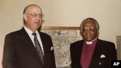 1986年7月21日,南非总统博塔 (P.W. Botha,左)和黑人主教图图会谈了将近两小时