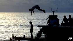 资料照:2004年3月24日,图瓦卢富纳富提附近,孩子们在泻湖玩耍。图瓦卢议员于2024年2月26日星期一选举费莱蒂·泰奥为这个南太平洋小岛国的总理。(美联社)