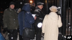 活动人士试图向中国大使馆递交信(美国之音白桦拍摄)