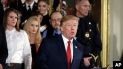 川普总统在白宫宣布进入公共卫生紧急状态,以抗击日益严重的阿片危机。(2017年10月26日)