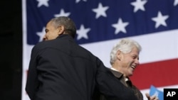 奥巴马总统和前总统比尔.克林顿(右)11月3号2012年在维吉尼亚州布里斯托一同出席竞选活动