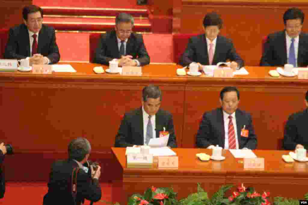 梁振英以政协副主席身份就座主席台(美国之音叶兵，艾伦拍摄)