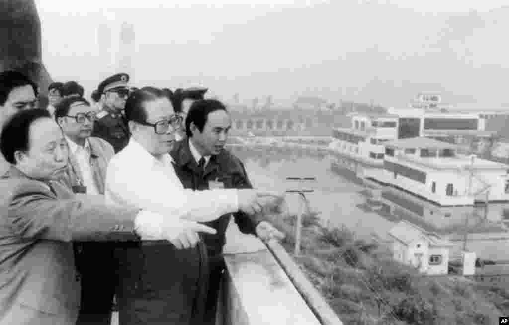 1994年10月15日,中国主席江泽民访问四川万县。当地部分地区在三峡大坝建立后会被淹没。江泽民支持总理李鹏兴建三峡工程。有评论认为江泽民以此换取李鹏的政治支持。