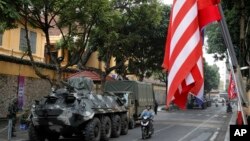 美国国旗2019年2月26日在朝鲜领导人金正恩下榻的越南河内美丽雅酒店外飘扬,街道上戒备森严。