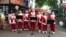 Ban nhạc Santa Claus trình diễn trên con đường mang tên Tổng Giám mục Nguyễn Văn Bình, bên cạnh Bưu Điện TPHCM vào dịp Giáng Sinh 2017.