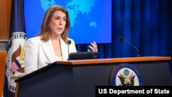 资料照片:美国国务院发言人塔米·布鲁斯在国务院召开例行记者会。(2025年8月12日)