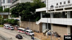 12港人案之一、香港故事成员李宇轩及法律助理陈梓华被控国安法串谋勾结外国势力罪,8月19日在高等法院答辩,两人认罪。警方在法院外严密布防 (美国之音/汤惠芸)