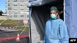 在意大利北部克雷莫纳,一名护士在克雷莫纳医院医疗帐篷入口处站岗。(2020年3月4日)
