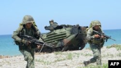 资料照:2018年10月6日,在面向南中国海的菲律宾海军训练中心的海滩上,菲律宾和美国的海军陆战队进行两栖登录演习。