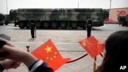 资料照:2019年10月1日,在北京举行的中国共产党成立70周年阅兵式上展示的东风-41型弹道导弹。