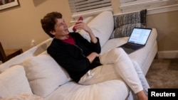 诺贝尔化学奖获奖人之一、美国科学家卡罗琳·贝托齐2022年10月5日在加利福尼亚家中通过电话与记者交谈。(路透社照片)