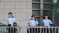 香港学界抗议者包围警察总部 香港学界抗议者包围警察总部