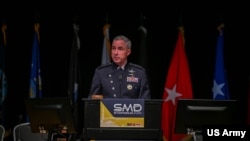 资料照片:美国太空司令部司令怀廷上将在阿拉巴马州亨茨维尔举行的2025年太空与导弹防御研讨会上向媒体和文军职人员介绍情况。(2025年8月5日)